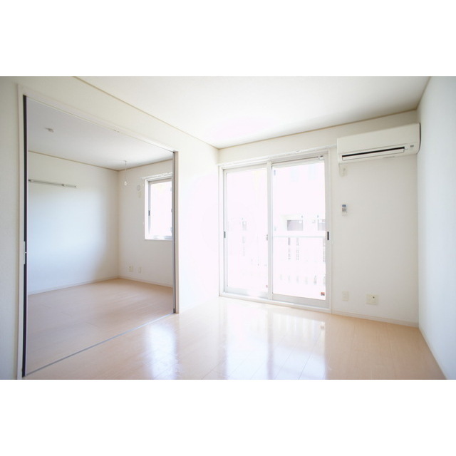 居室・リビング　明るい日差しの室内