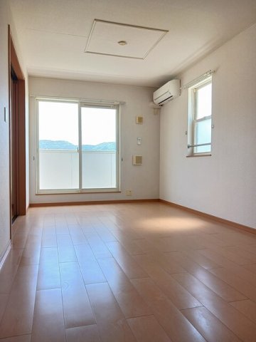 居室・リビング　こちらのリビングで趣味の時間をお楽しみください