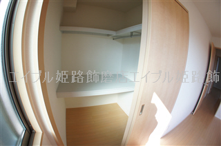 収納　写真は反転のお部屋です