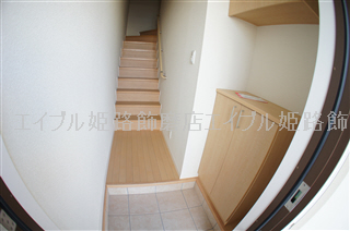 玄関　写真は反転のお部屋です