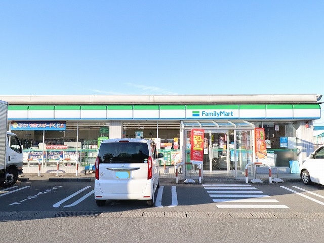 コンビニ　ファミリーマート（コンビニ）まで671m