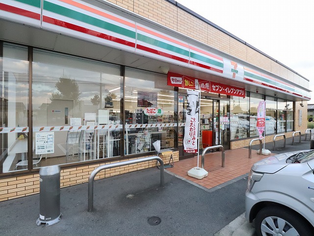 コンビニ　セブンイレブン（コンビニ）まで686m