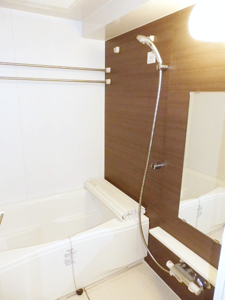 バス・シャワールーム　嬉しい追い焚き・浴室乾燥機付きです♪