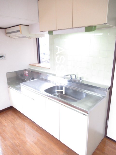 キッチン　写真：設備同仕様の別物件です