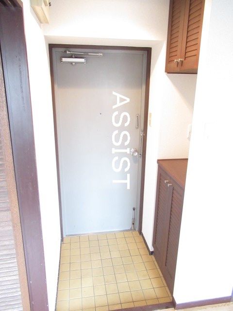 玄関　写真：設備同仕様の別物件です