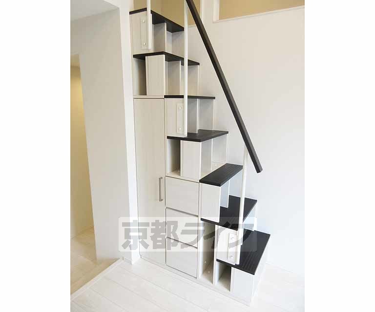 その他部屋・スペース　小物などの収納が出来る階段・