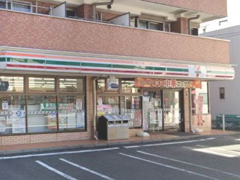 コンビニ　セブンイレブン 鶴見市場東中店（コンビニ）まで305m