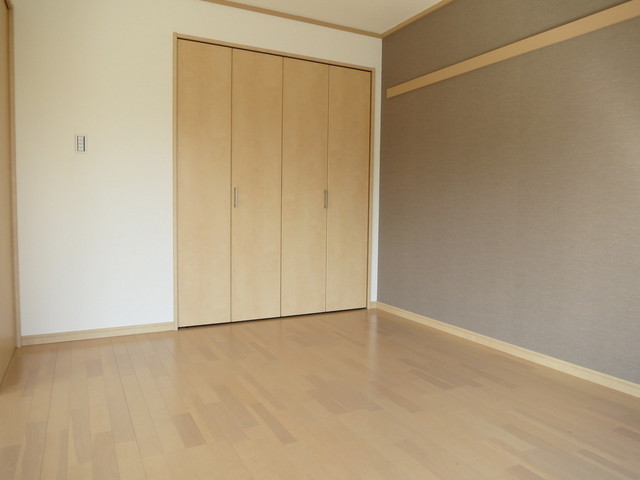 収納　バルコニー側洋室収納！