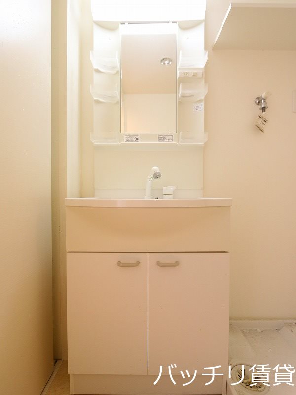 洗面設備　別号室タイプの為、現状を優先致します。