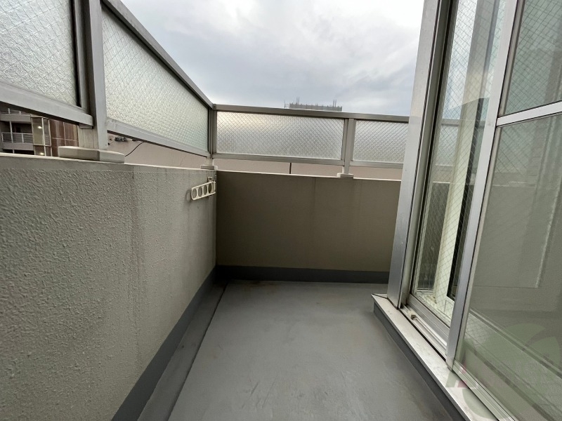 バルコニー　バルコニー。洗濯物がはかどりそうな広さがありますよ。