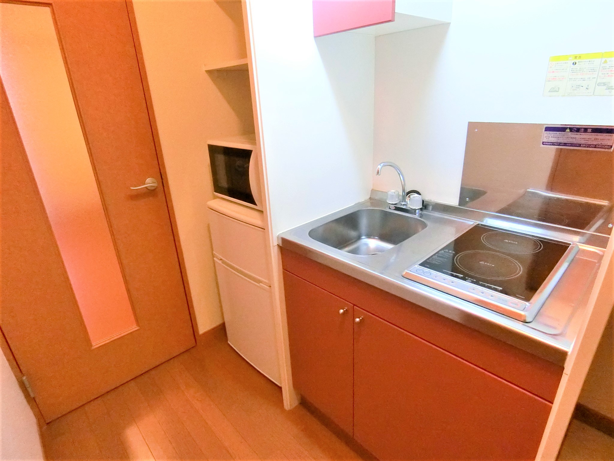 キッチン　キッチンに２口コンロ・２ドア冷蔵庫・電子レンジを完備です☆