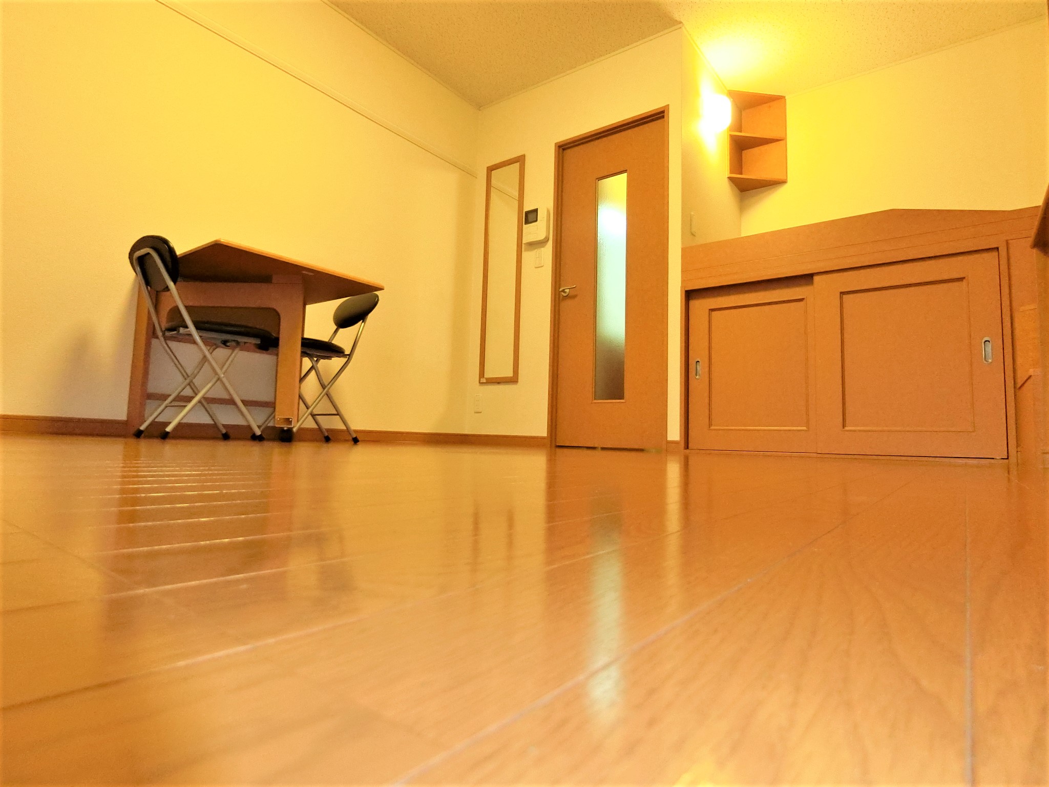 その他　折り畳み机とイス2脚・ベッドスペース・全身鏡・照明を完備☆