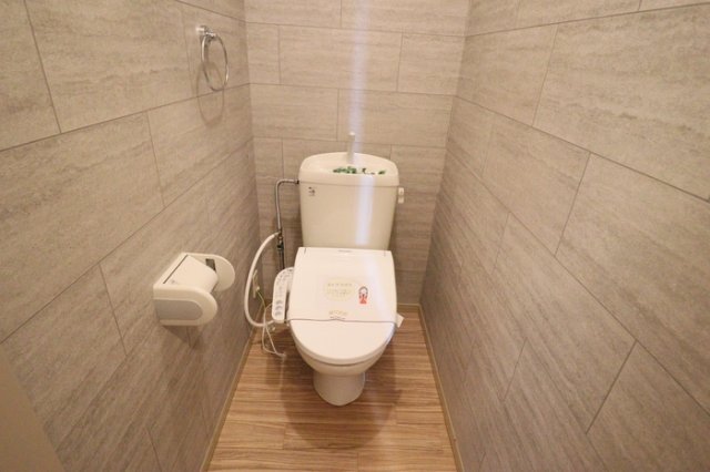 トイレ　もちろん温水洗浄暖房便座です（デザインクロス仕様）