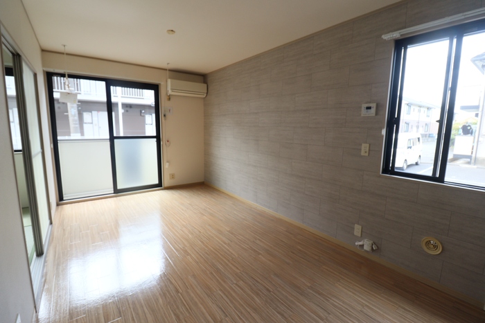 居室・リビング　リビング全景（エアコン付。デザインクロス仕様）