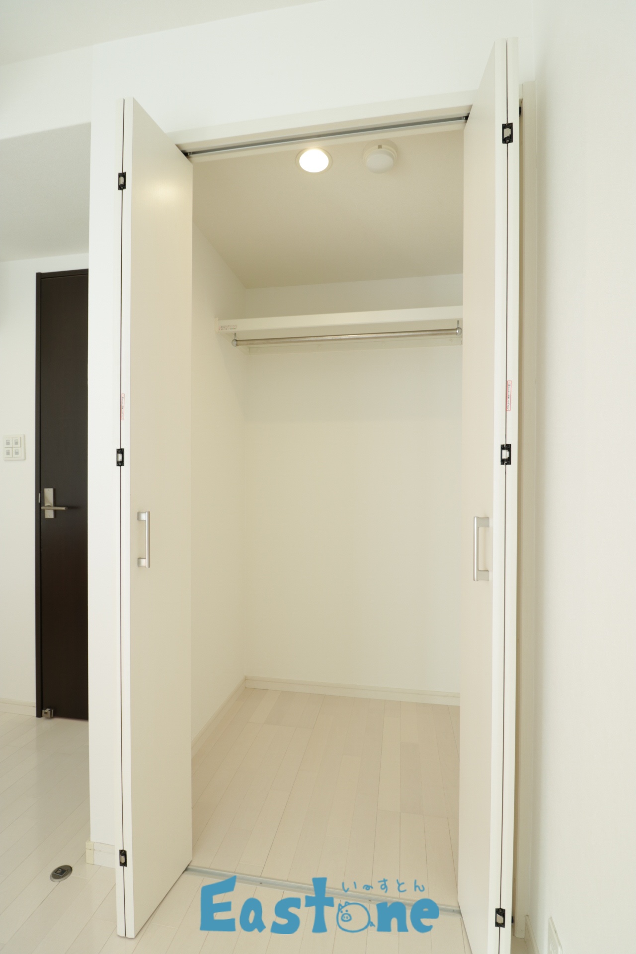 収納　照明付きのクローゼット