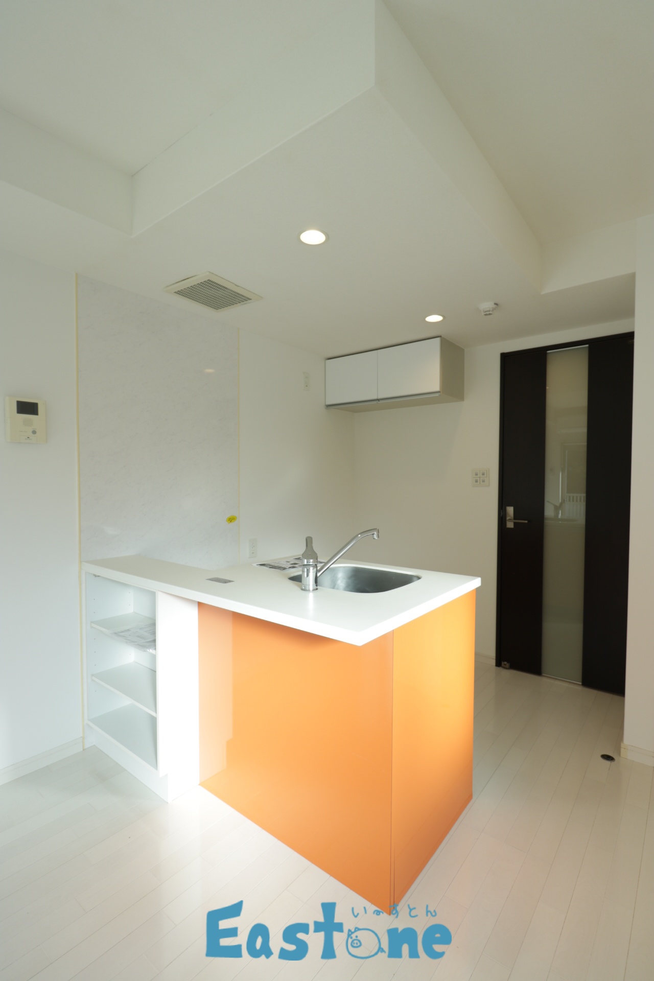 その他部屋・スペース　白いお部屋にオレンジが映える☆