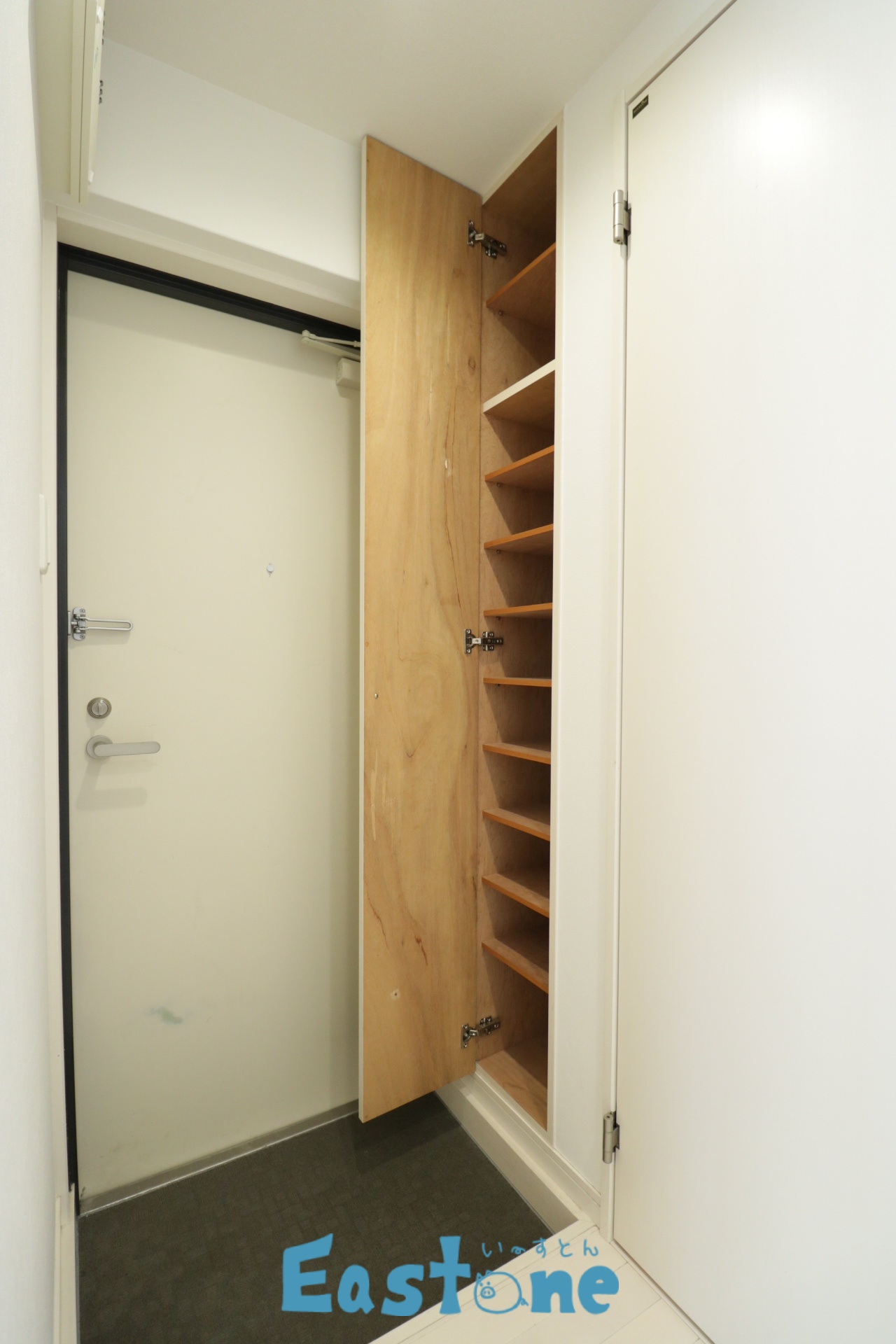 玄関　高さのあるシューズボックスが嬉しい