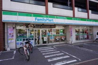 コンビニ　ファミリーマート博多駅南三丁目店（コンビニ）まで194m