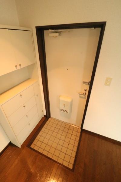 玄関　別の部屋より