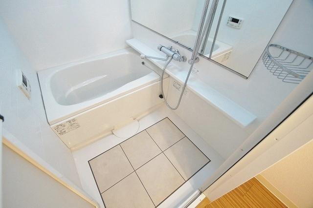 バス・シャワールーム　コンパクトで使いやすいお風呂です