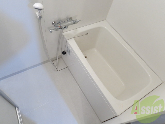 バス・シャワールーム　お風呂も綺麗です。白が清潔感ありますね。