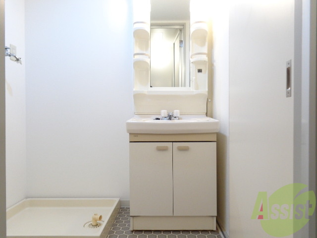 洗面設備　脱衣所も付いています。洗濯も一緒に出来て便利です。