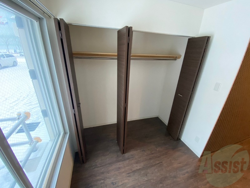 収納　クローゼットは奥行きもあり、荷物が多い方でも安心です。