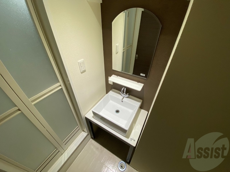 洗面設備　大きくて使いやすそうな独立洗面台になっています。