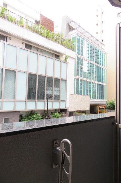 バルコニー　バルコニーからの眺めを楽しみながら食事をしませんか