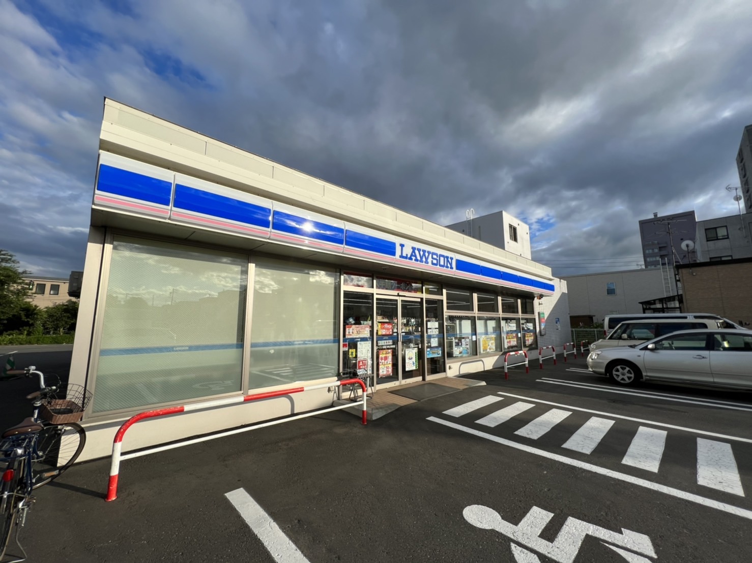 コンビニ　ローソン札幌八軒2条東店（コンビニ）まで284m