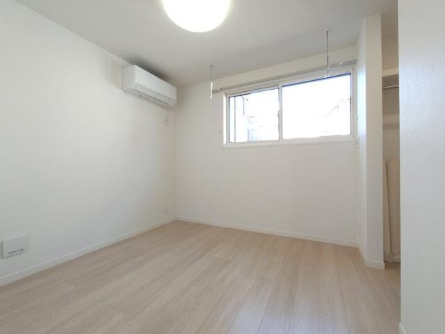 その他部屋・スペース　開放的な寝室です