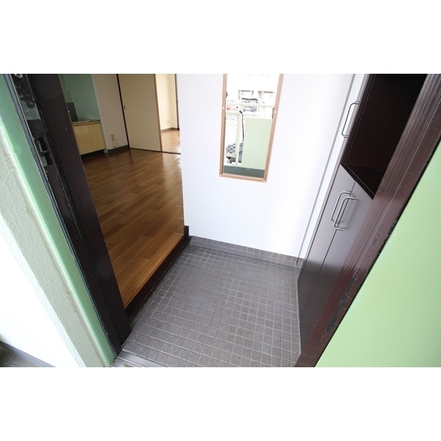 玄関　１０５号室の写真となります