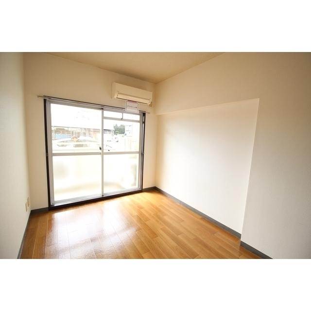 居室・リビング　１０５号室の写真となります