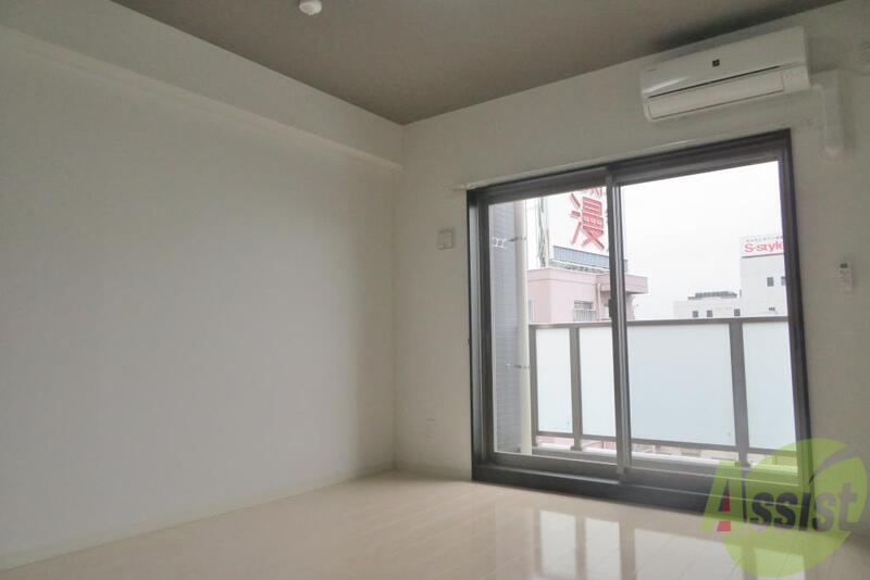 居室・リビング　お部屋は７．５帖の東向き、大きな窓があるので日が入ります。