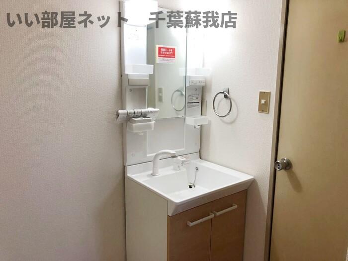 洗面設備　明るい洗面所です