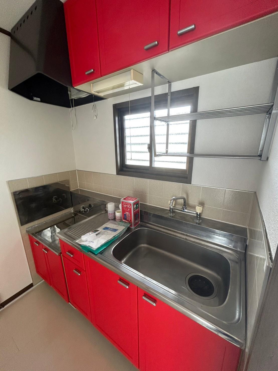 キッチン　赤色の明るいキッチン