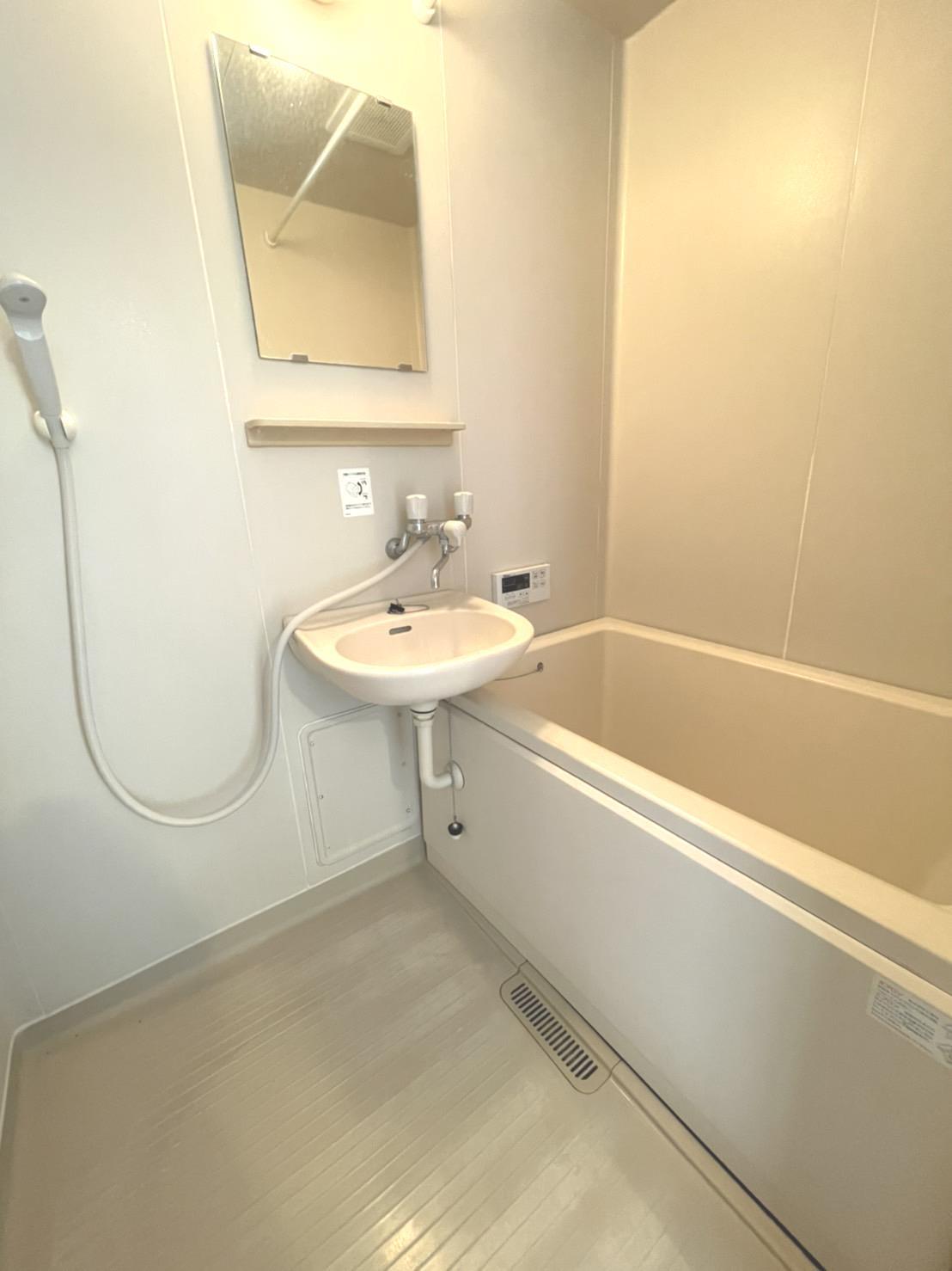 バス・シャワールーム　浴室は追炊き付