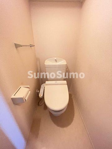 トイレ　落ち着いた色調のトイレです