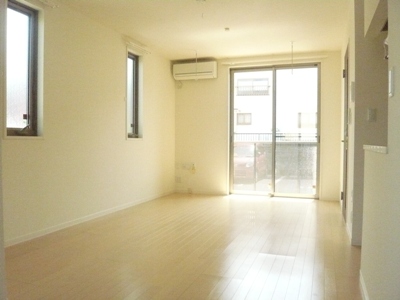 居室・リビング　明るいリビングです。