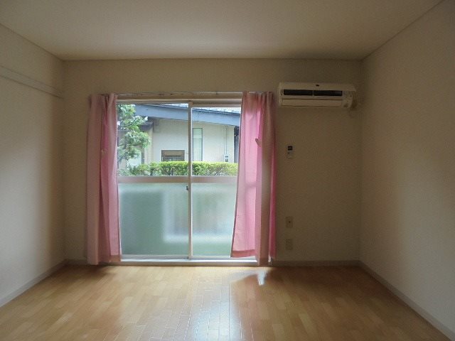 居室・リビング　写真は103号室です（参考）