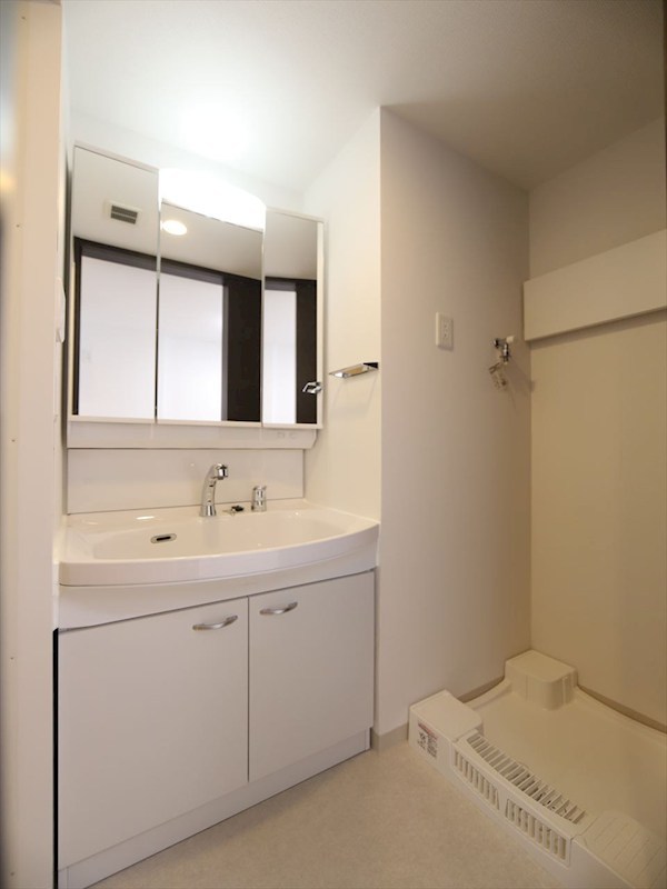 洗面設備　脱衣所　独立洗面台（シャンプードレッサー付）収納スペース有