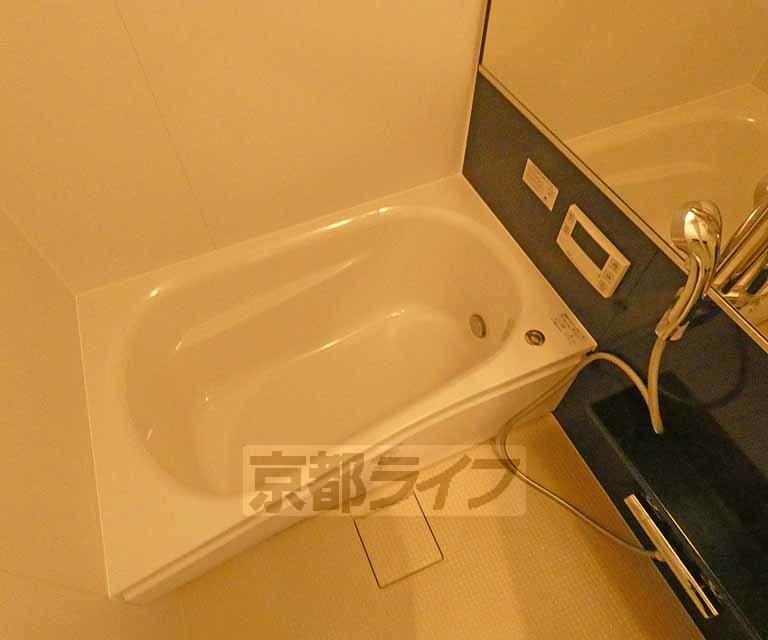 バス・シャワールーム　追い焚き機能付きです・