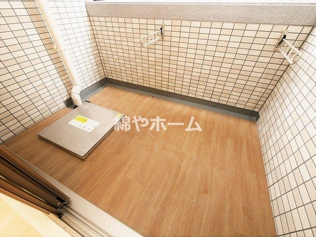 バルコニー　暖かな日差しのふりそそぐバルコニー