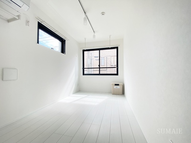 居室・リビング　2面採光のお部屋です☆