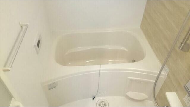 バス・シャワールーム　3口コンロのシステムキッチンです。