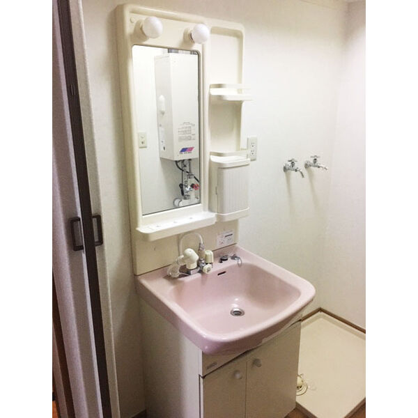 洗面設備　ゆったりとスペースのある洗面所