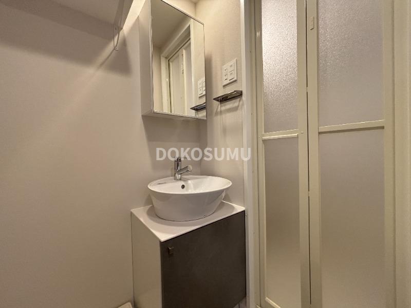 洗面設備　忙しい朝もスムーズに。使いやすさを追求した清潔な洗面空間。