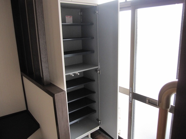 玄関　下駄箱付き