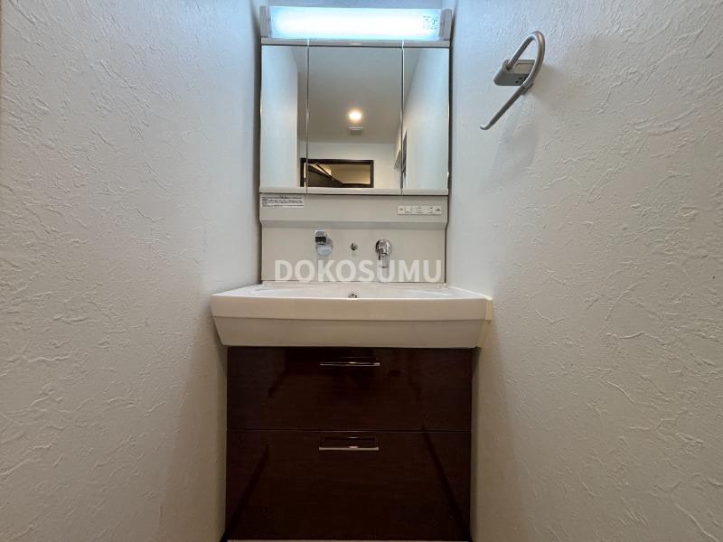 洗面設備　忙しい朝もスムーズに。使いやすさを追求した清潔な洗面空間。