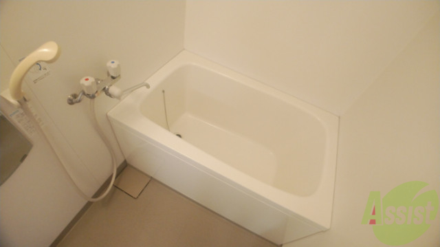 バス・シャワールーム　浴槽はゆったりと浸かれそうなサイズ感です。